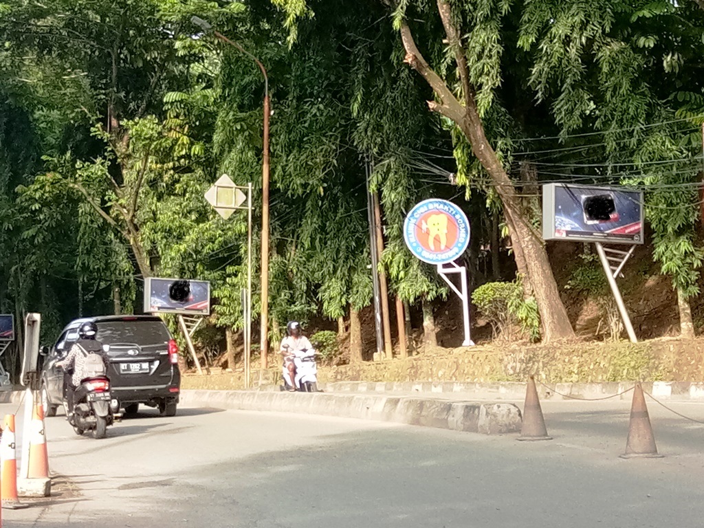 Iklan rokok masih ditemukan dnegan mudah di titik keramaian kota Samarinda