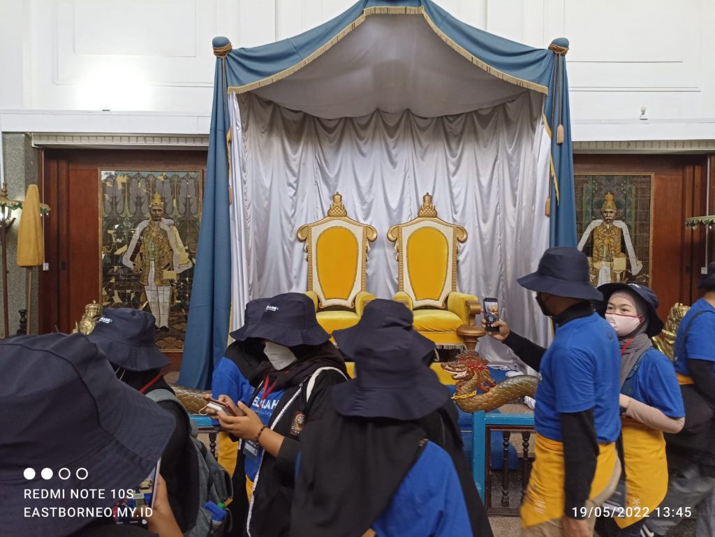 Kursi kerajaan Kutai Kertanegara yang pernah digunakan oleh para Raja Kutai bergelar Aji di museum Mulawarman