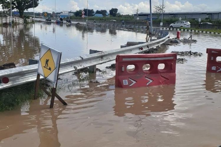 Banjir merendam jalan Tol Samarinda Balikpapan